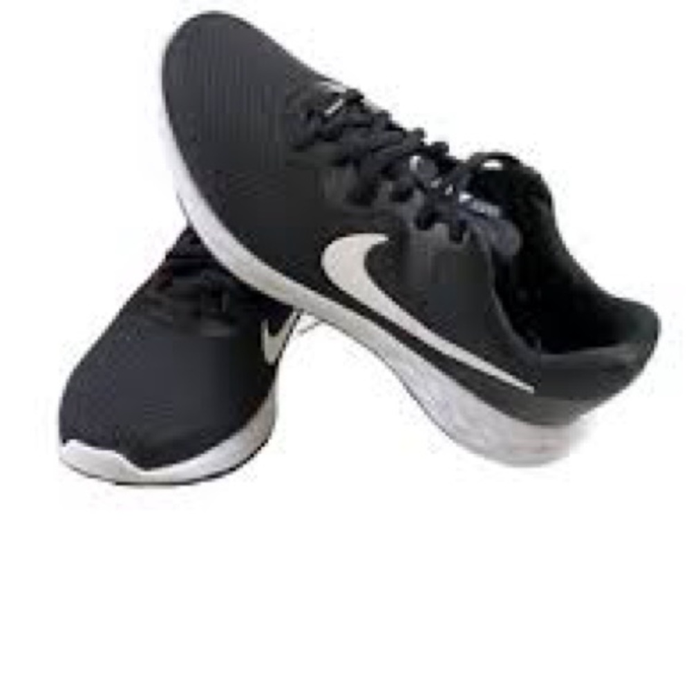 Nike Men's Black and White Athletic Sneakers